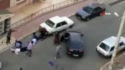 silahli kavga -  Şanlıurfa’da dehşete düşüren görüntüler: Otomobille defalarca üzerlerinden geçti Videosu