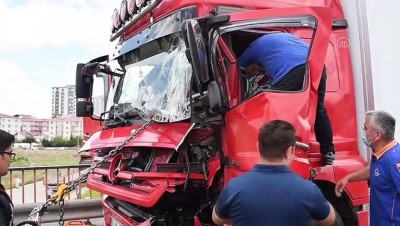 SİVAS - 5 aracın karıştığı zincirleme kazada kamyon şoförü yaralandı