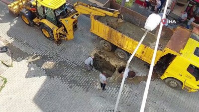 asiri yagis -  TESKİ ekipleri 3 gün önce arızayı onarmadan mucurla kapattıkları yolu tekrar kazdılar Videosu