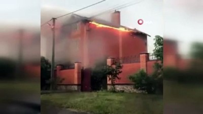yildirim dustu -  - Ukrayna’da yıldırım düşen evin çatısında yangın Videosu