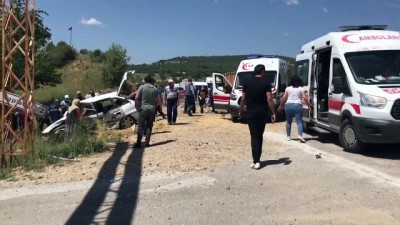 UŞAK - 2 otomobilin çarpışması sonucu 1 kişi öldü, 7 kişi yaralandı