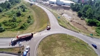 DÜZCE - Talaş yüklü tır devrildi: 1 yaralı