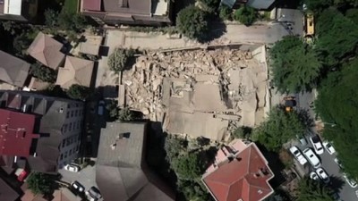 İSTANBUL - DRONE - Sarıyer'de 11 katlı boş bina çöktü, park halindeki 3 otomobil hasar gördü