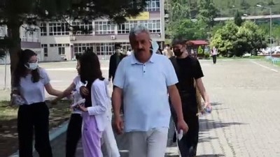 universite sinavi - KARABÜK - 55 yaşındaki bekçi ve 50 yaşındaki elektrikçi YKS'ye girdi Videosu