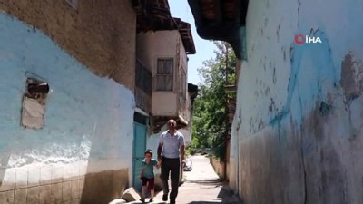  Kendisinden geriye astığı tabelalar kaldı