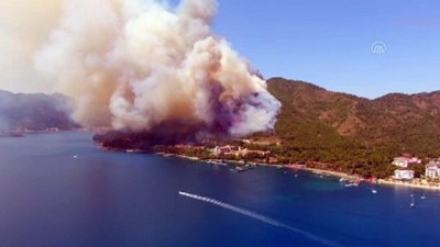 icmeler - MUĞLA - Marmaris'te oteller ve yerleşim yerlerine yakın ormanlık alanda çıkan yangına müdahale ediliyor (2) Videosu