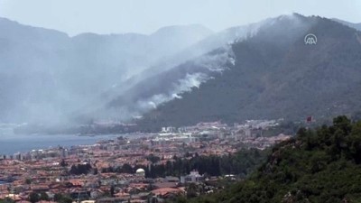 icmeler - MUĞLA - Marmaris'te oteller ve yerleşim yerlerine yakın ormanlık alanda çıkan yangına müdahale ediliyor Videosu