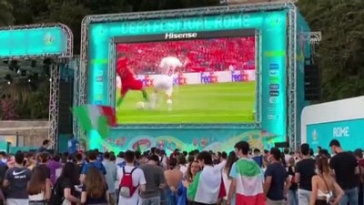 ROMA - İtalyanlar, İtalya-Avusturya maçını Roma'da dev ekran karşısında izledi
