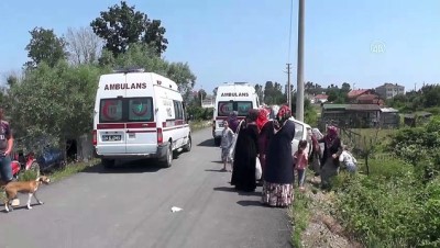 elektrik diregi - SAKARYA - Elektrik direğine çarpan otomobildeki aynı aileden 3 kişi yaralandı Videosu