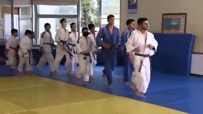 kulup baskani - Şanlıurfa Judo İhtisas Gençlik ve Spor Kulübü, milli takımlara sporcu yetiştiriyor Videosu