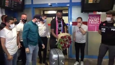 imza toreni - Trabzonspor'un yeni transferi Koita kente geldi Videosu