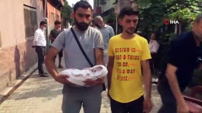 bebek -  30 günlük bebek karyoladan düşerek hayatını kaybetti... Babanın bebeği adli tıpa götürdüğü anlar yürekleri dağladı Videosu