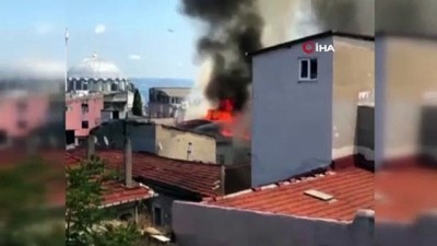 yangin -  Eminönü’nde havai fişek satışı yapılan dükkanda yangın çıktı. Olay yerine itfaiye ve sağlık ekipleri sevk edildi. Videosu