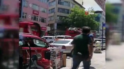 yangin -  Eminönü’nde havai fişek satışı yapılan dükkanda yangın çıktı. Olay yerine itfaiye ve sağlık ekipleri sevk edildi. Videosu