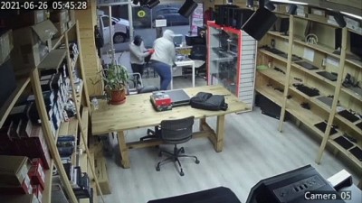 elektronik esya - İSTANBUL - Avcılar'da elektronik eşya dükkanında yapılan hırsızlık anı kameralara yansıdı Videosu