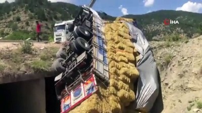 112 acil servis -  Nallıhan Mudurnu yolunda saman yüklü kamyon dereye uçtu: 1 yaralı Videosu