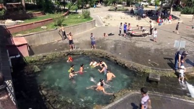 cenin -  Sıcaktan bunalan çocuklar süs havuzlarını doldurdu Videosu