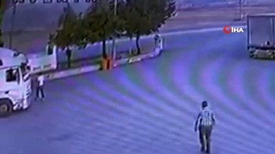 patlama ani -  Tırın körüğünün patlaması sonucu 1 kişinin öldüğü anlar güvenlik kamerasında Videosu