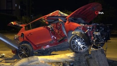 direksiyon -  Adana’da otomobil refüjdeki ağaca çarptı: 2 yaralı Videosu