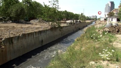  Esenyurt’ta siyah akan dere zehir saçıyor