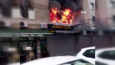 yangin yeri -  Kadıköy'de 5 katlı apartmanda çıkan yangında 1 kişi hayatını kaybetti Videosu