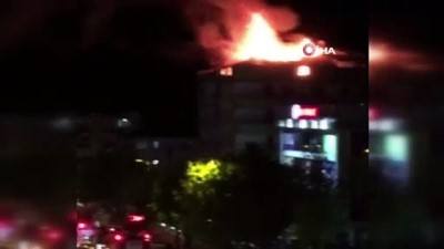 yangina mudahale -  7 katlı metruk binanın çatısı alev alev yandı Videosu
