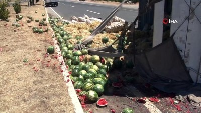 karayollari -  Elazığ’da kamyon devrildi karpuzlar yola saçıldı, ekipler ve vatandaşlar yardıma koştu Videosu