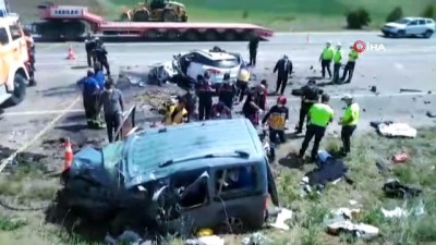  Sivas’ta iki araç kafa kafaya çarpıştı: 9 ölü