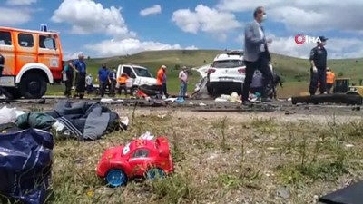  Sivas’ta iki araç kafa kafaya çarpıştı: 9 ölü