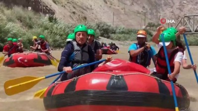 milli takim -  - Bakan Ziya Selçuk, Hakkari’de telafi etkinlikleri kapsamında doğa kampı ve rafting yapan gençlerle bir araya geldi Videosu