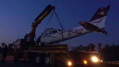 BURSA - Meyve bahçesine acil iniş yapan eğitim uçağı vinçle kaldırıldı (2)
