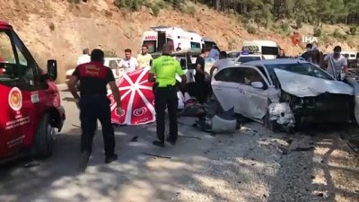  Kaza sonrası yol savaş alanına döndü... Fethiye’de otomobil ile cip çarpıştı: 8 yaralı