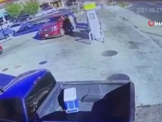 akaryakit istasyonu -  - Otomobilin çarptığı yakıt pompası alev topuna döndü Videosu