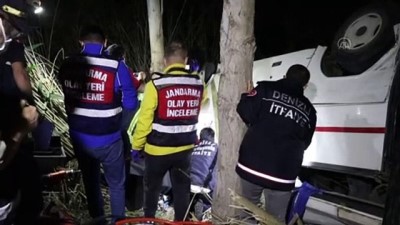 DENİZLİ - Midibüsün park halindeki otomobile çarpması sonucu 3 kişi öldü, 5 kişi yaralandı (2)