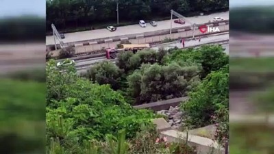 hizli tren hatti -  Devrilen mıcır yüklü kamyon hem D-100'ü hem tren yolunu kapattı Videosu