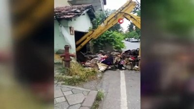 mustakil ev -  Engelli kadının müstakil evinden 2 kamyon dolusu çöp çıktı Videosu