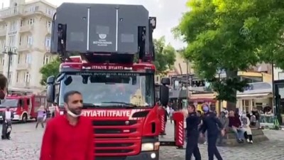 aydinlatma diregi - İSTANBUL - Ortaköy'de ayakları aydınlatma direğine takılan güvercin itfaiye ekiplerince kurtarıldı Videosu