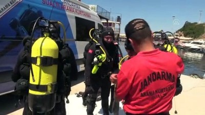 İZMİR - Jandarma SAK Timi denizde atık topladı