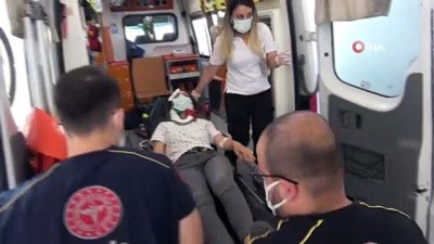 kiz kardes -  Kaldırımda yürürken başına merdiven düştü Videosu