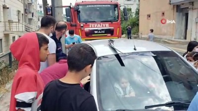 mahsur kaldi -  1,5 yaşındaki Emirhan, kendisini arabaya kilitledi, ekipleri harekete geçirdi Videosu