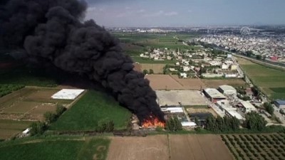 ADANA - Geri dönüşüm tesisinin bahçesinde çıkan yangına müdahale ediliyor (2)