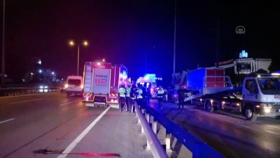 KOCAELİ - Bariyerlere çarpan otomobildeki 3 kişi yaralandı