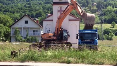 multeci - KONJEVİC POLJE - Boşnak nine Orloviç'in bahçesine izinsiz yapılan Ortodoks kilisenin yıkımına başlandı (2) Videosu