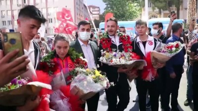 cekim - MANİSA - Dünya şampiyonu cimnastikçi Ayşe Begüm Onbaşı, memleketinde coşkuyla karşılandı Videosu