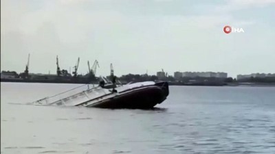 gemi personeli -  - Rusya'da batan geminin kaptanı mürettebatı kıl payı kurtuldu Videosu