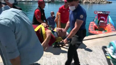 deniz polisi -  Rüzgarın devirdiği cankurtaran kulesinin altında kalan vatandaş yaralandı Videosu