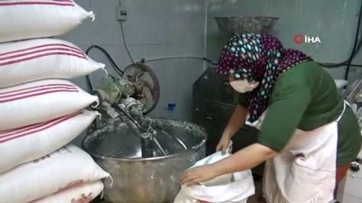 Taş fırına kadın eli değdi... Eşine yardım etmek için fırında çalışıyor