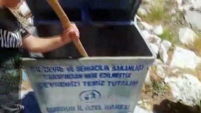 cop konteyneri - BURDUR - Çöp konteynerine atılan 3 kaplumbağayı çocuklar kurtardı Videosu
