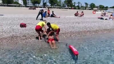  Dünyaca ünlü sahilin tek kadın cankurtaranı vatandaşların su üzerindeki her adımını izliyor