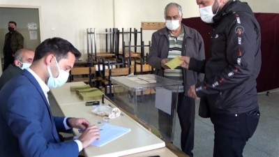 DÜZCE - Vatandaşlar muhtarlık seçimi için sandık başında